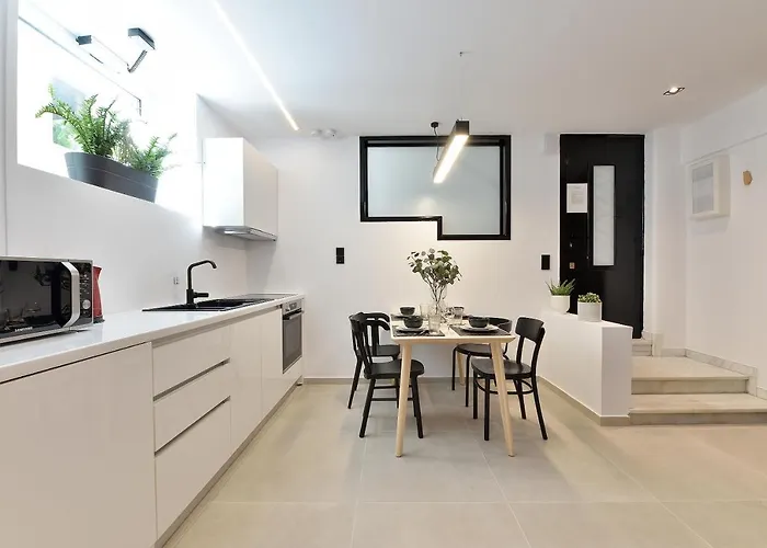 Phaedrus Living City Center Luxury Flat Skoufa