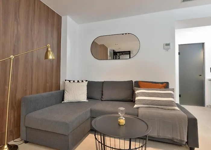 Phaedrus Living City Center Luxury Flat Skoufa