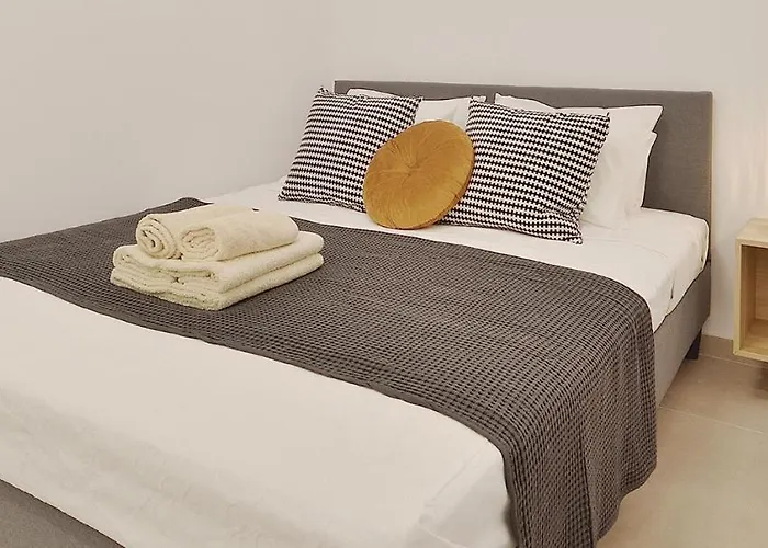 Phaedrus Living City Center Luxury Flat Skoufa