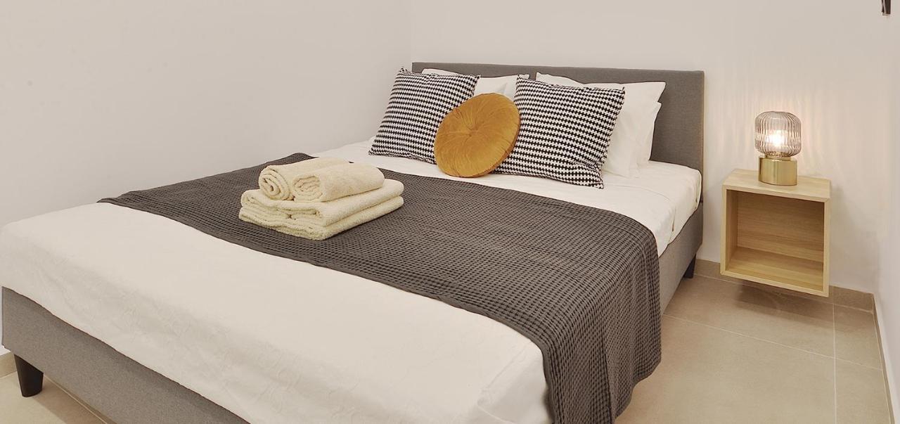 Phaedrus Living Center Luxury Flat Skoufa